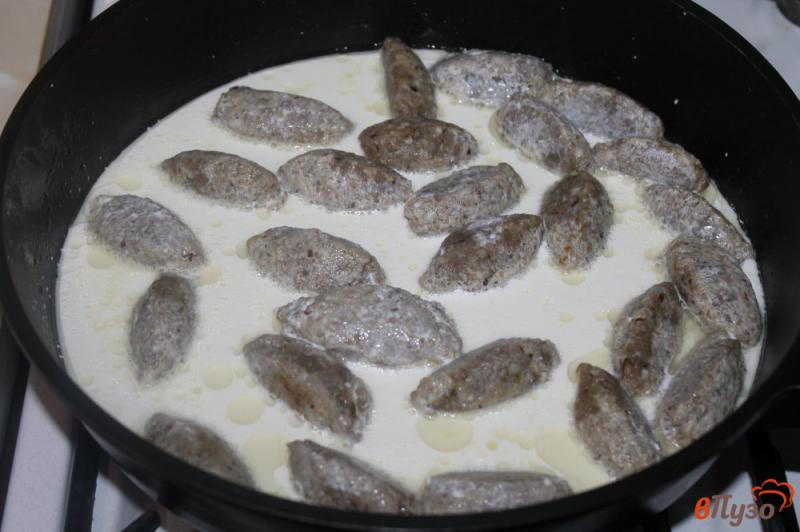 Фото приготовление рецепта: Грибные фрикадельки с курицей в сливочном соусе шаг №4