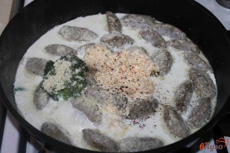 Фото приготовление рецепта: Грибные фрикадельки с курицей в сливочном соусе шаг №5