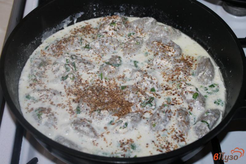 Фото приготовление рецепта: Грибные фрикадельки с курицей в сливочном соусе шаг №6