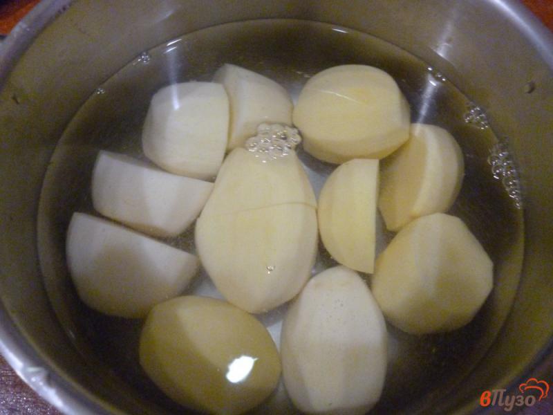 Фото приготовление рецепта: Отварной картофель с жаренным салом и луком шаг №1