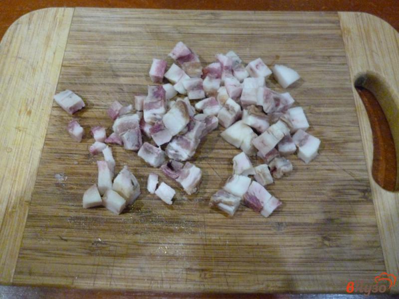 Фото приготовление рецепта: Отварной картофель с жаренным салом и луком шаг №2