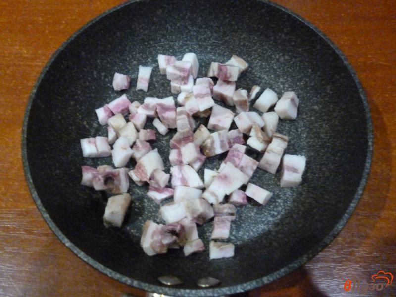 Фото приготовление рецепта: Отварной картофель с жаренным салом и луком шаг №3