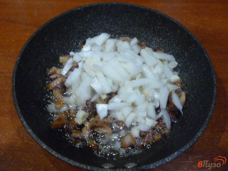 Фото приготовление рецепта: Отварной картофель с жаренным салом и луком шаг №4