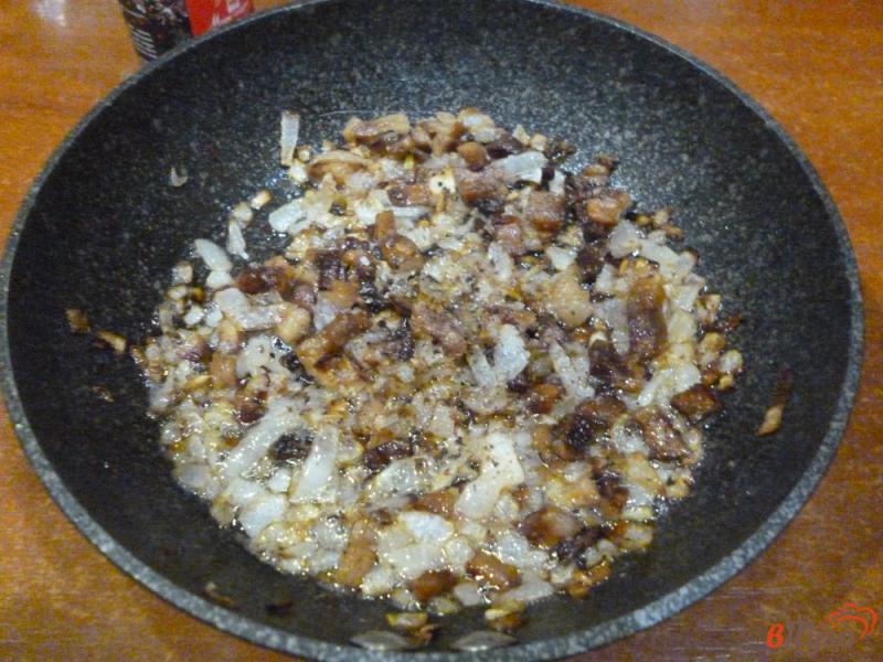 Фото приготовление рецепта: Отварной картофель с жаренным салом и луком шаг №5