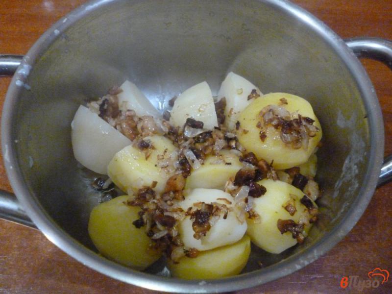 Фото приготовление рецепта: Отварной картофель с жаренным салом и луком шаг №6