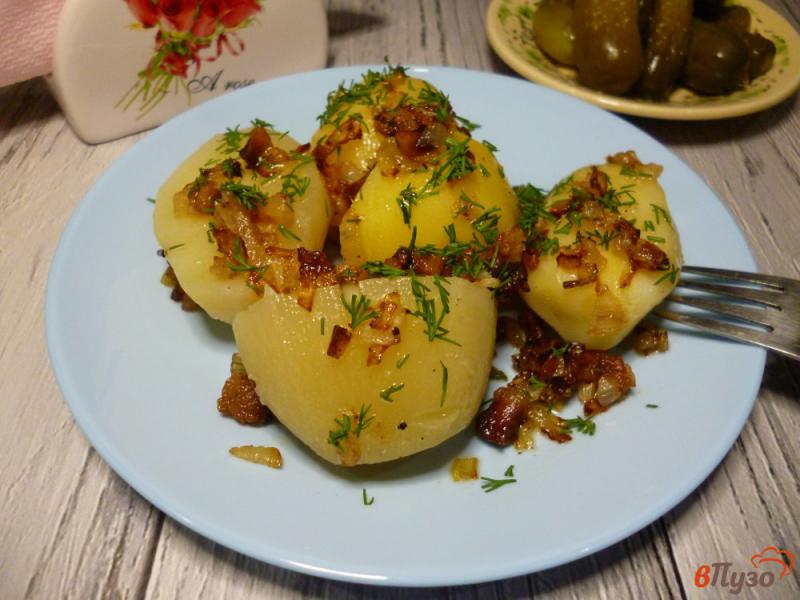 Фото приготовление рецепта: Отварной картофель с жаренным салом и луком шаг №7