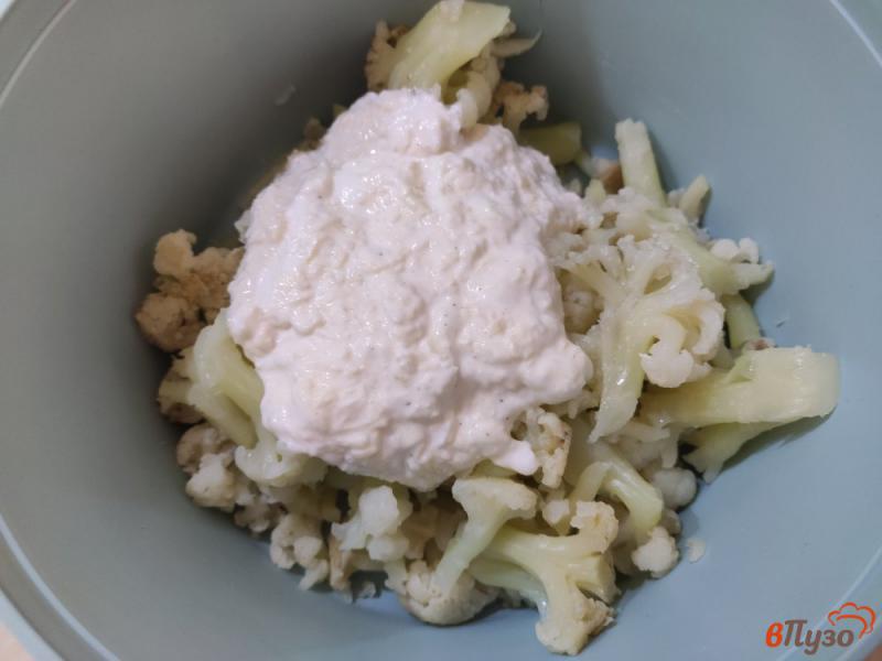 Фото приготовление рецепта: Салат из цветной капусты с чесноком и сыром шаг №5