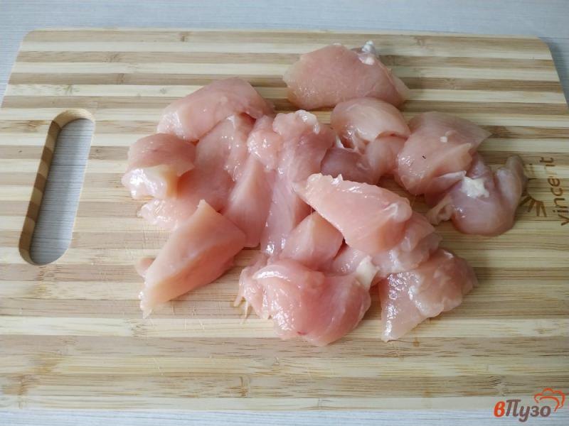 Фото приготовление рецепта: Жареная капуста с куриным филе и соусом сацебели шаг №1