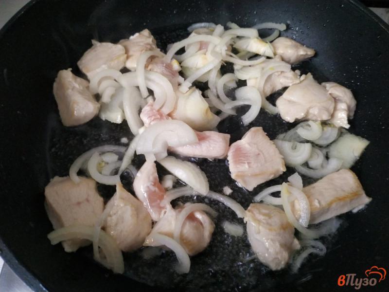Фото приготовление рецепта: Жареная капуста с куриным филе и соусом сацебели шаг №3
