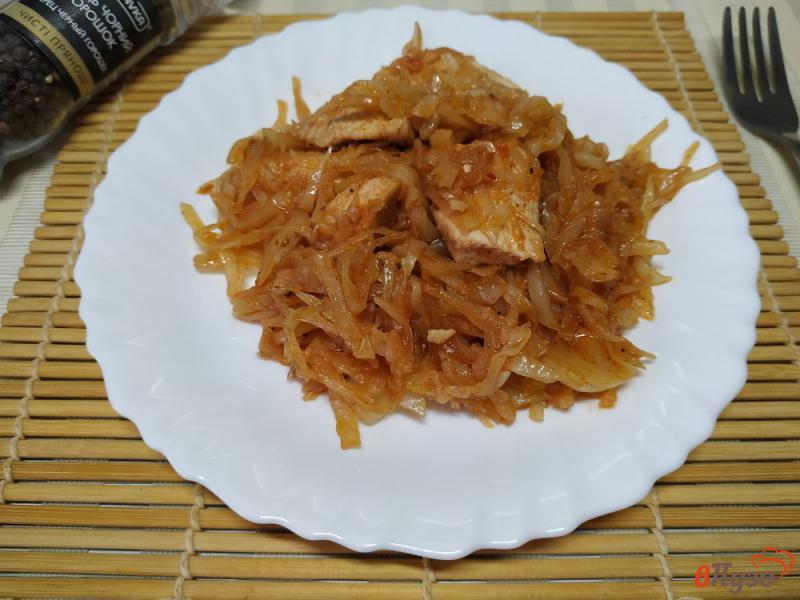 Фото приготовление рецепта: Жареная капуста с куриным филе и соусом сацебели шаг №8