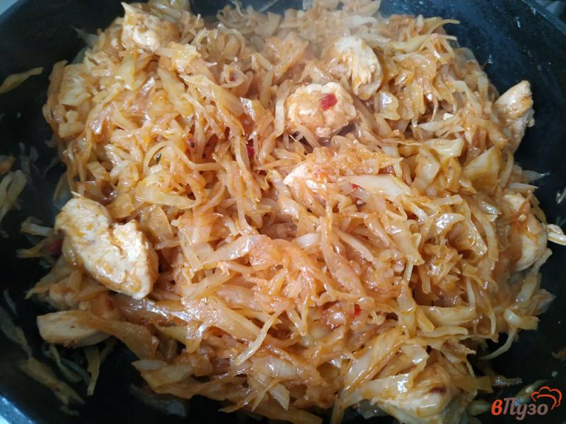 Фото приготовление рецепта: Жареная капуста с куриным филе и соусом сацебели шаг №7