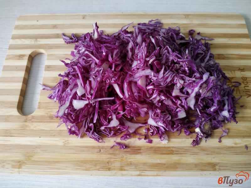 Фото приготовление рецепта: Салат три капусты шаг №3