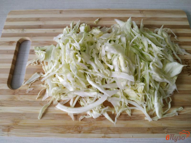 Фото приготовление рецепта: Салат три капусты шаг №2