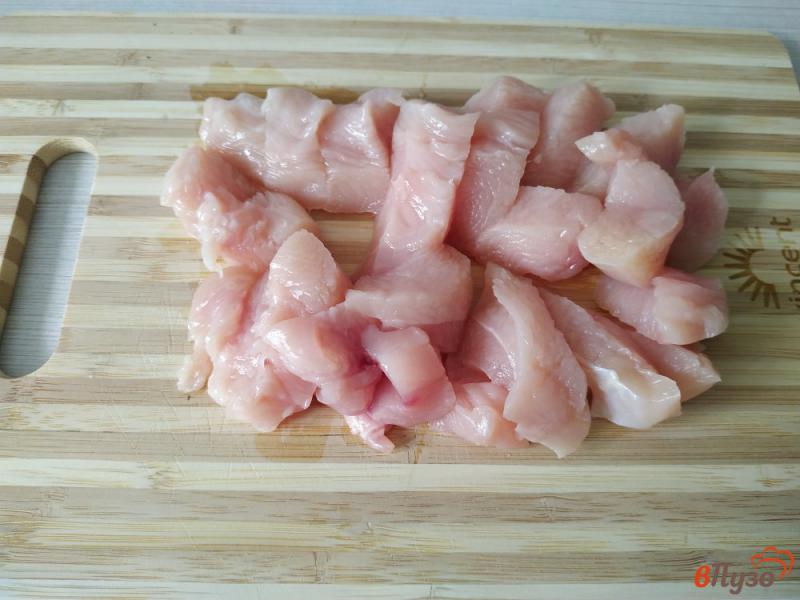 Фото приготовление рецепта: Булгур с куриным филе в горшочке шаг №2