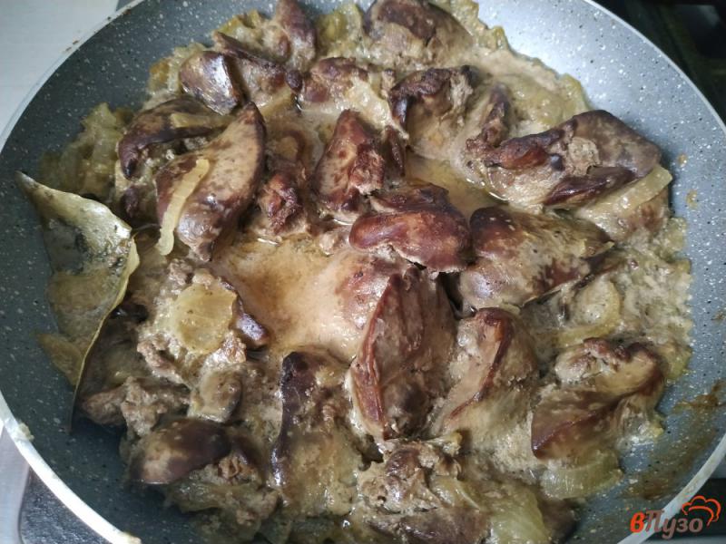 Фото приготовление рецепта: Куриная печень с луком и сметаной шаг №5