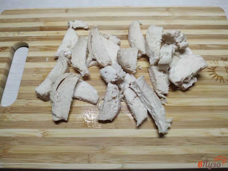 Фото приготовление рецепта: Пицца с грибами и куриным филе со сметанным соусом шаг №4