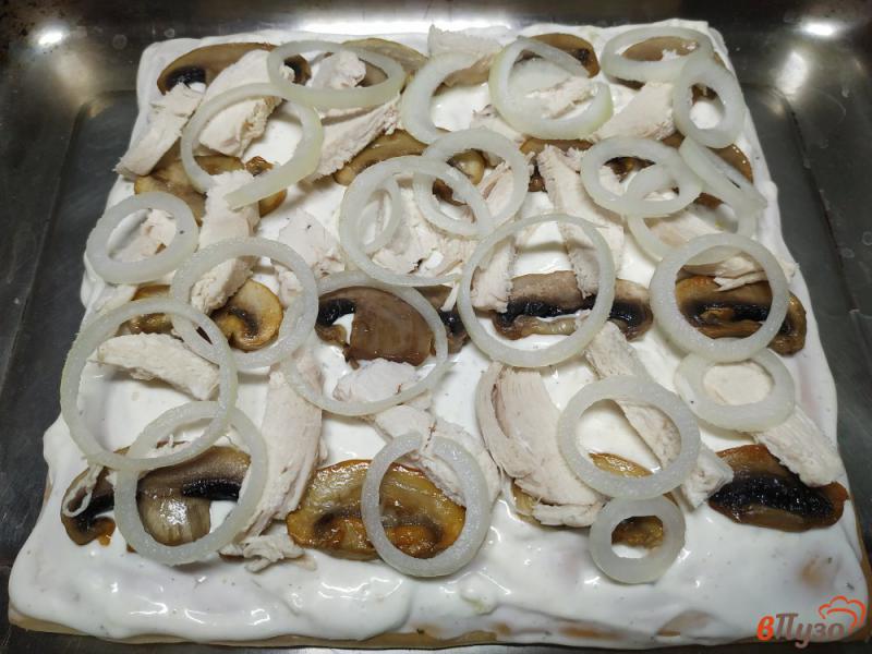 Фото приготовление рецепта: Пицца с грибами и куриным филе со сметанным соусом шаг №7