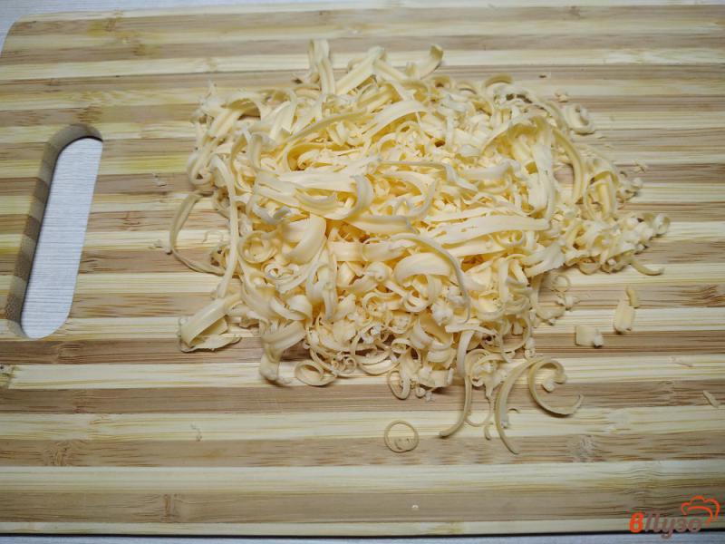Фото приготовление рецепта: Пицца с грибами и куриным филе со сметанным соусом шаг №8