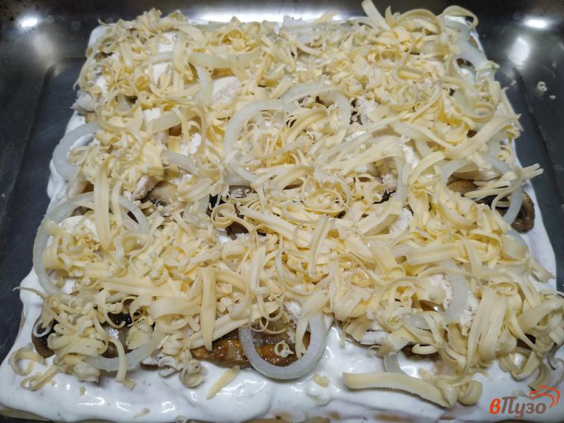 Фото приготовление рецепта: Пицца с грибами и куриным филе со сметанным соусом шаг №9
