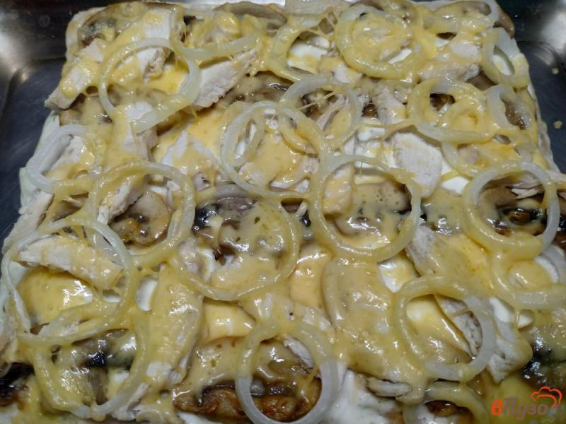 Фото приготовление рецепта: Пицца с грибами и куриным филе со сметанным соусом шаг №10