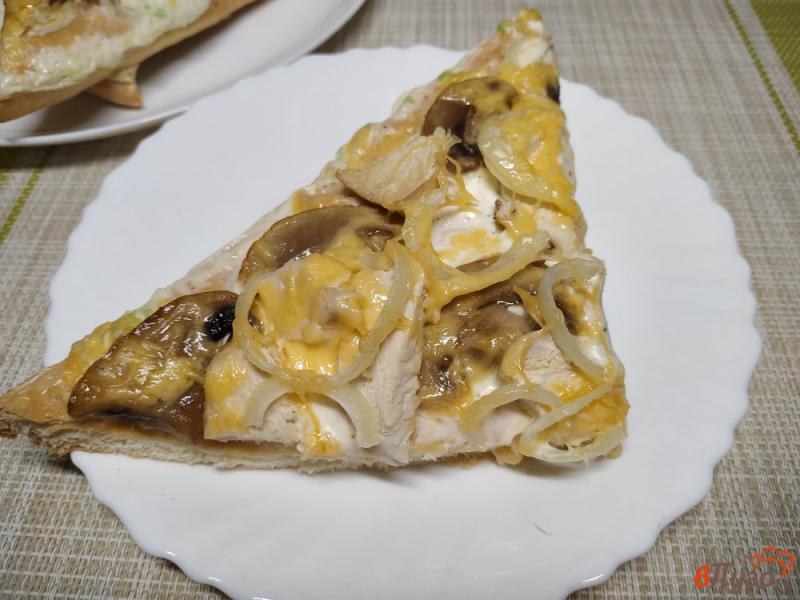 Фото приготовление рецепта: Пицца с грибами и куриным филе со сметанным соусом шаг №11