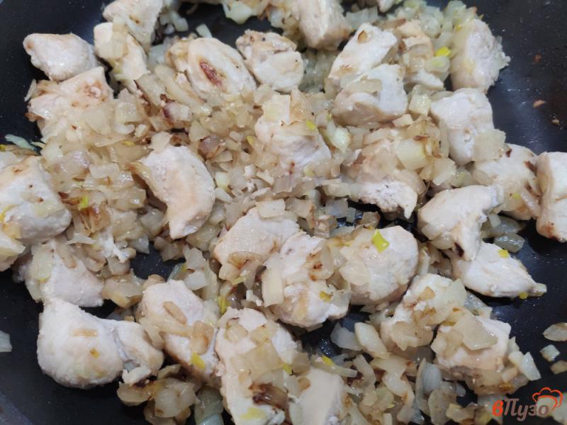 Фото приготовление рецепта: Рис с курицей на сковороде шаг №3