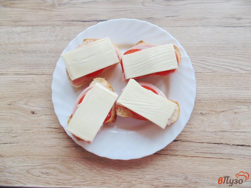 Фото приготовление рецепта: Горячие бутерброды с ветчиной и сыром шаг №4