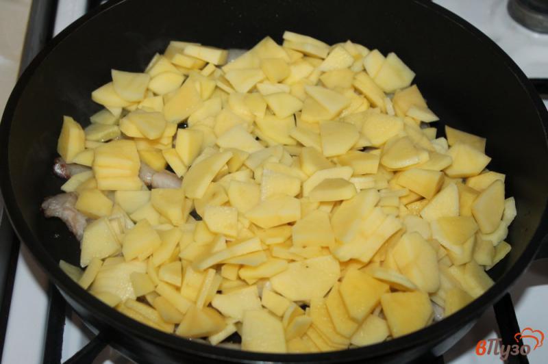 Фото приготовление рецепта: Жареный картофель по - деревенски шаг №2