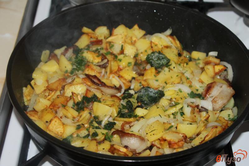 Фото приготовление рецепта: Жареный картофель по - деревенски шаг №4