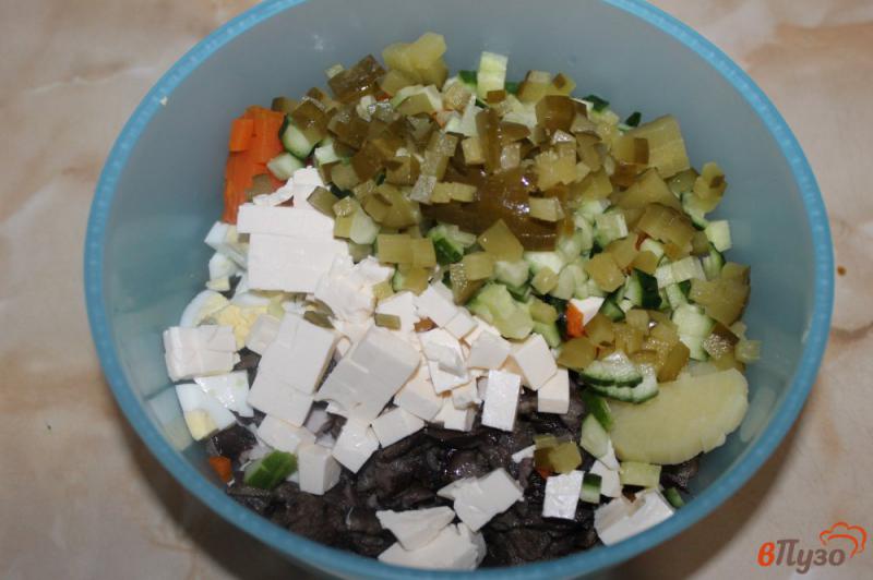 Фото приготовление рецепта: Салат из яиц грибов и копченой куриной грудки шаг №5