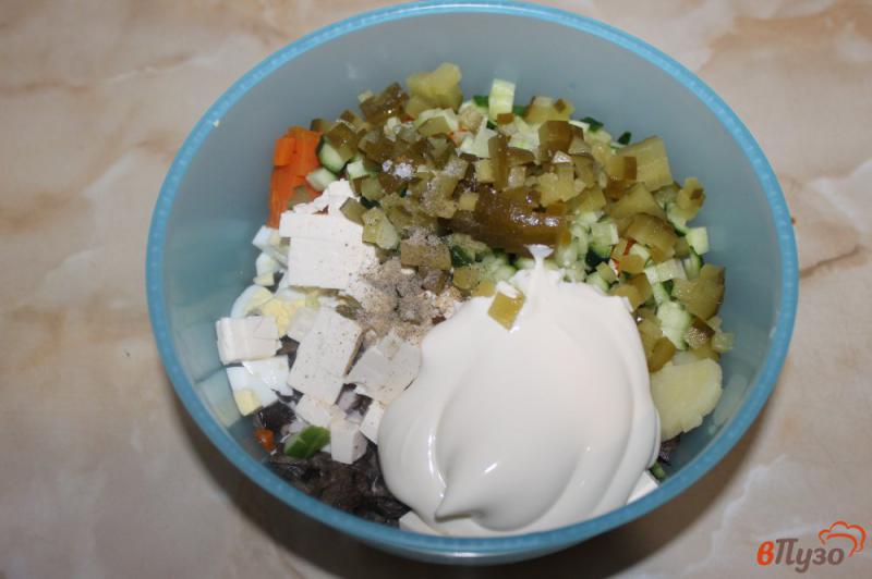 Фото приготовление рецепта: Салат из яиц грибов и копченой куриной грудки шаг №6