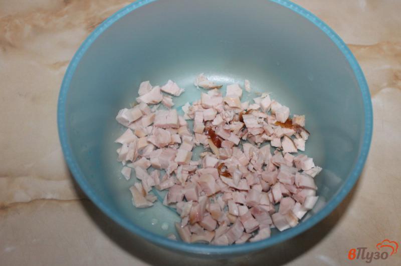 Фото приготовление рецепта: Салат из яиц грибов и копченой куриной грудки шаг №1