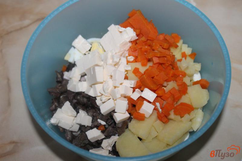 Фото приготовление рецепта: Салат из яиц грибов и копченой куриной грудки шаг №4
