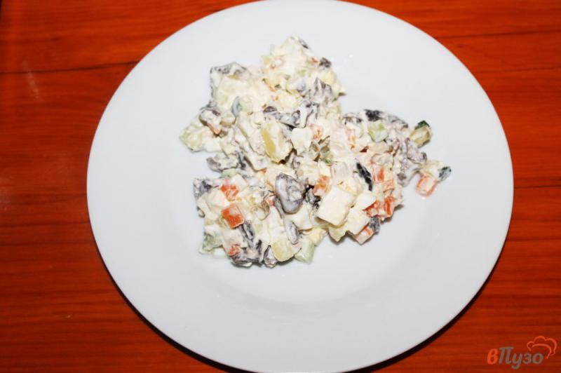Фото приготовление рецепта: Салат из яиц грибов и копченой куриной грудки шаг №7