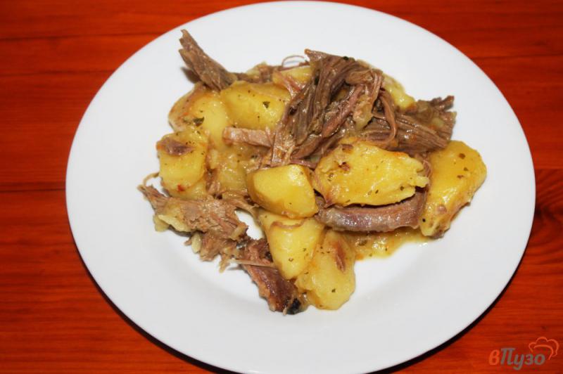 Фото приготовление рецепта: Тушеный картофель с утиным мясом шаг №5