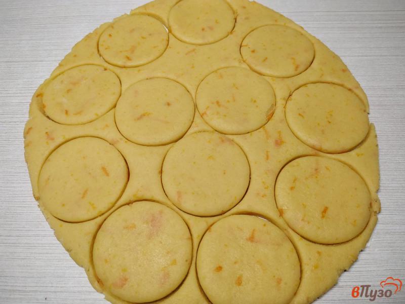 Фото приготовление рецепта: Песочное печенье с цедрой апельсина шаг №6