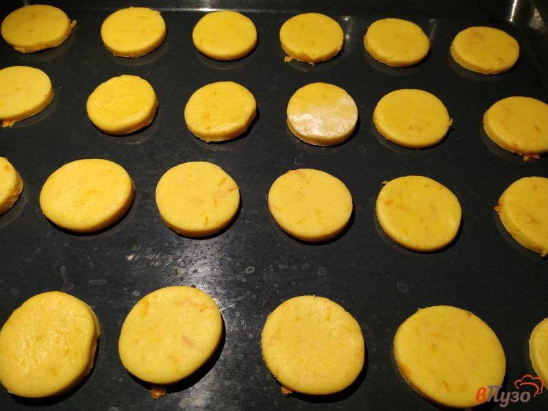 Фото приготовление рецепта: Песочное печенье с цедрой апельсина шаг №7