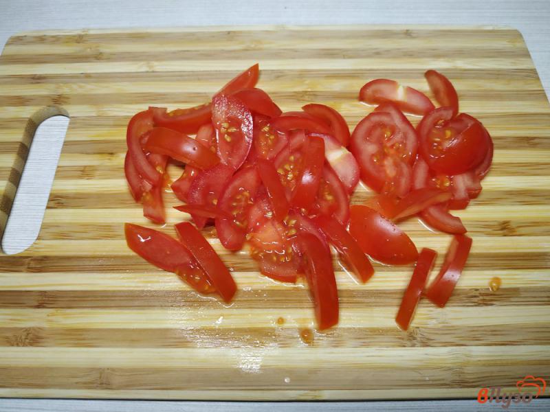 Фото приготовление рецепта: Пицца с ветчиной помидорами и соусом сацебели шаг №2