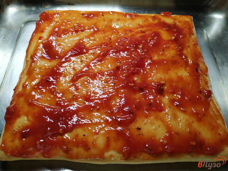 Фото приготовление рецепта: Пицца с ветчиной помидорами и соусом сацебели шаг №3