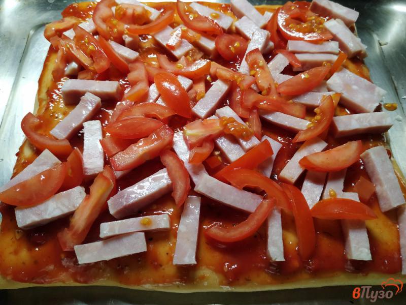 Фото приготовление рецепта: Пицца с ветчиной помидорами и соусом сацебели шаг №4