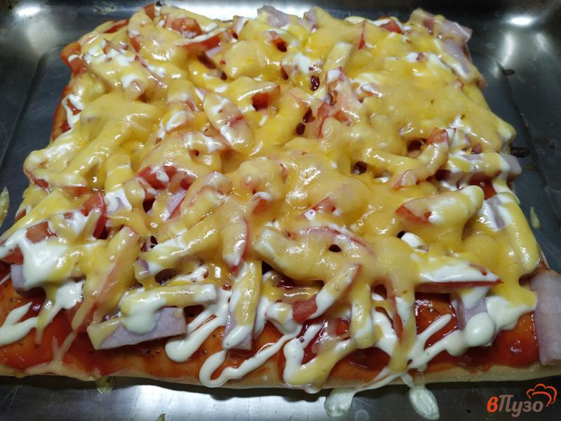Фото приготовление рецепта: Пицца с ветчиной помидорами и соусом сацебели шаг №7