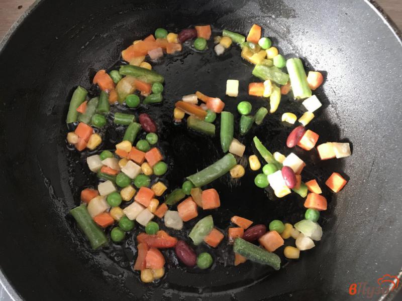 Фото приготовление рецепта: Омлет с замороженными овощами шаг №4