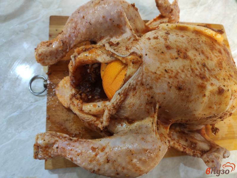 Фото приготовление рецепта: Курица запёченная с апельсином и сливочным маслом шаг №6