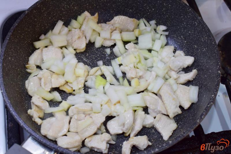 Фото приготовление рецепта: Курица с грибами и яйцами шаг №2