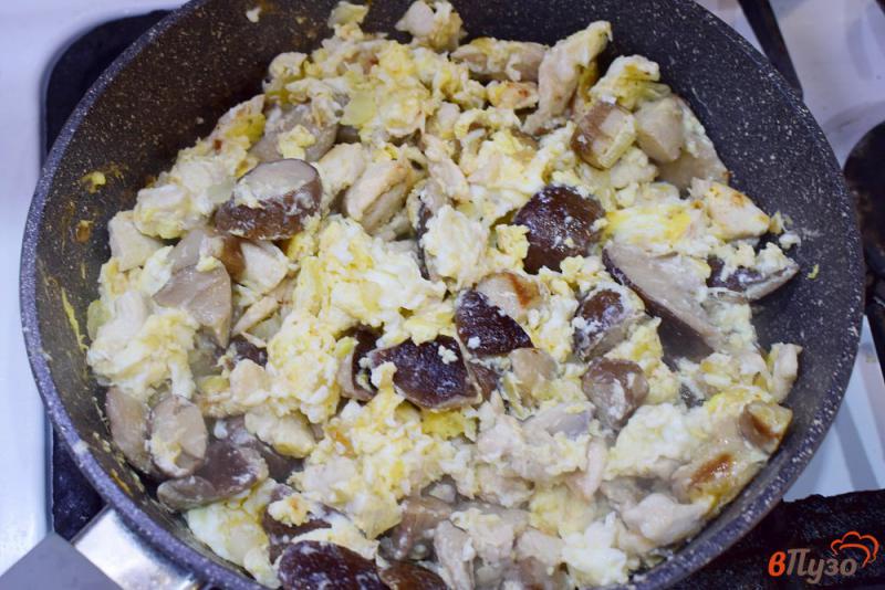 Фото приготовление рецепта: Курица с грибами и яйцами шаг №5