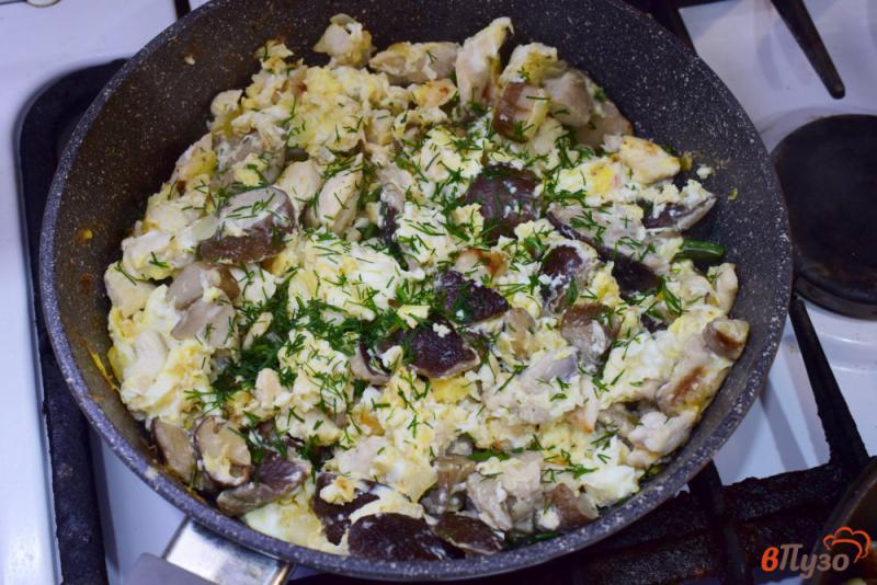 Фото приготовление рецепта: Курица с грибами и яйцами шаг №6