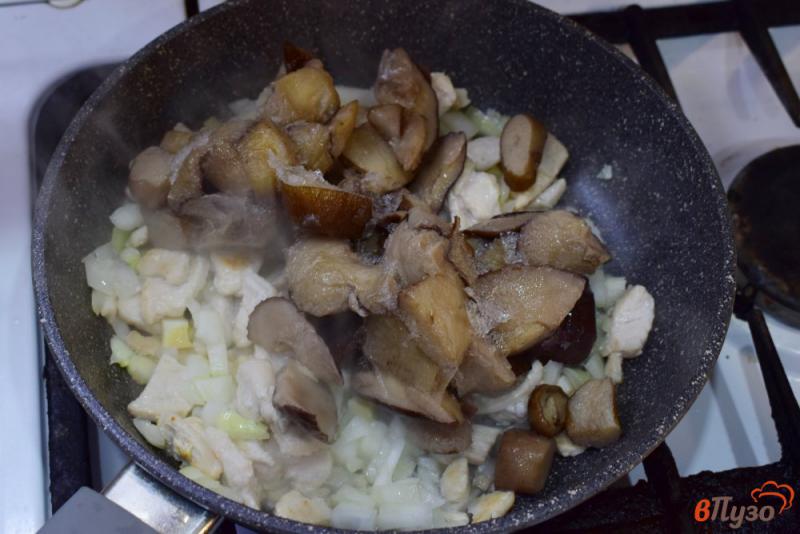 Фото приготовление рецепта: Курица с грибами и яйцами шаг №3
