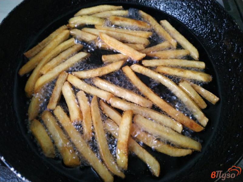 Фото приготовление рецепта: Картофель фри с домашним чесночным соусом шаг №6