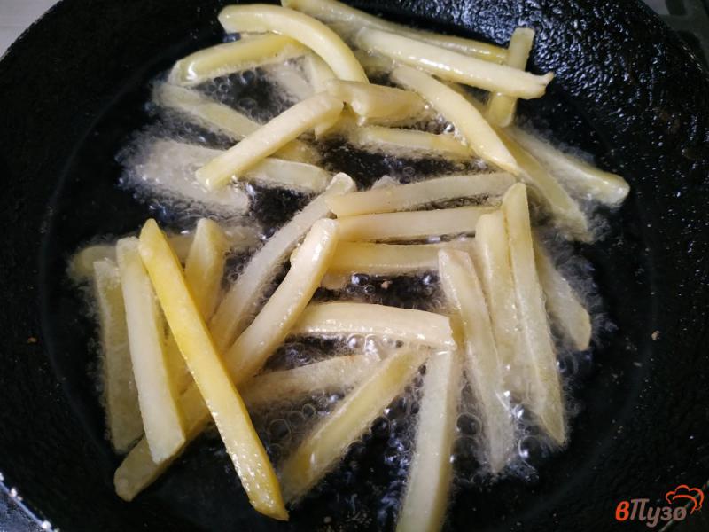 Фото приготовление рецепта: Картофель фри с домашним чесночным соусом шаг №5