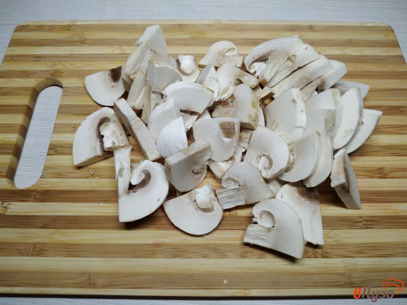 Фото приготовление рецепта: Слоёный салат с курицей и грибами шаг №1